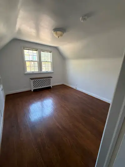 North York - close to 401 and TTC subway line 1. Unfurnished bedroom for rent. Female only. Mid 20’s...