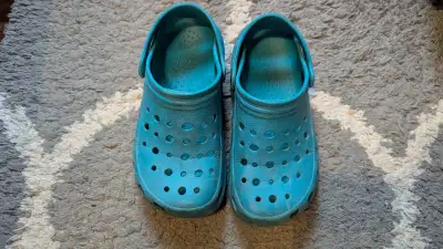 1$ sandale/croc fille grandeur 5 bon état tel quel Candiac J5R4R, View more