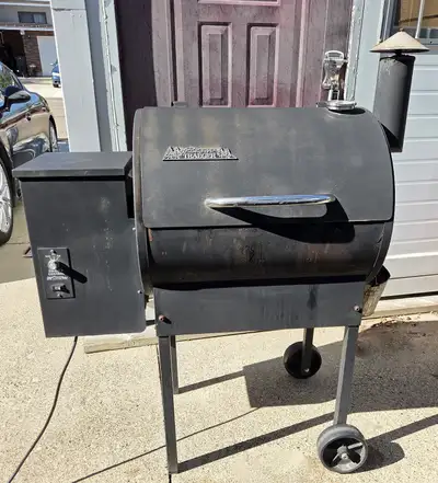 Traeger Pro Series 22 Wood Pellet Grill BBQ/Smoker in Black (2009) 22 inch wide grill, with grease b...