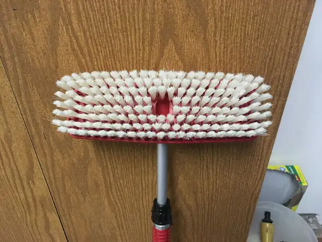 Flo-Thru Car Wash Brush in Other in Medicine Hat - Image 2