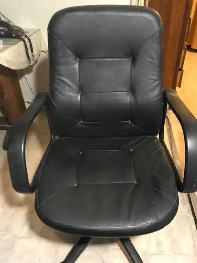 Real leather chair and in good good condition ( house is free of pet ) $ 50 cash