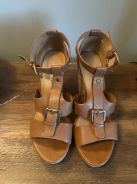 Le Chateau brown leather wedge