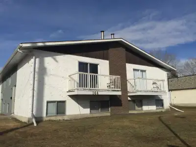 3 Bed Room 1.5 Bath Bi-Level 4 Plex in Highland Green Red Deer