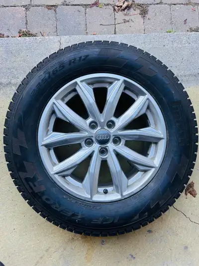 4 x 235/65r17 PIRELLI HIVER MAGS AUDI comme neuf. Moins de 3000km. Était sur un Audi Q5. Valeur de p...