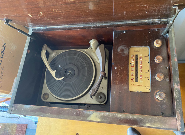 Antique Fleetwood radio/record player for sale in Arts & Collectibles in Penticton - Image 2