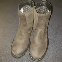 Only worn a few times size 12 Baffin Rider boots