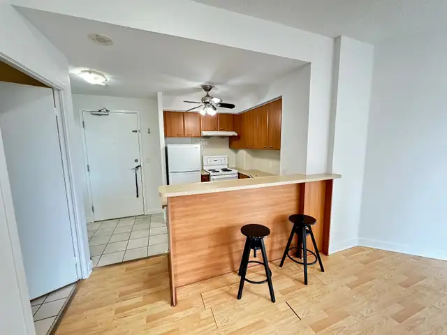 Must see 5th floor Terrace Walk Out - 1B1B with Parking - Feb