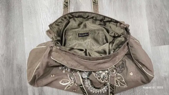 Women : 2 x HandBags  63417636394881124