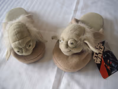 BELLE PAIRE DE PANTOUFLE YODA DE STAR WARS...GRANDEUR MOYENNE ( MEDIUM )....NEUVE....TU PEUX AUSSI C...