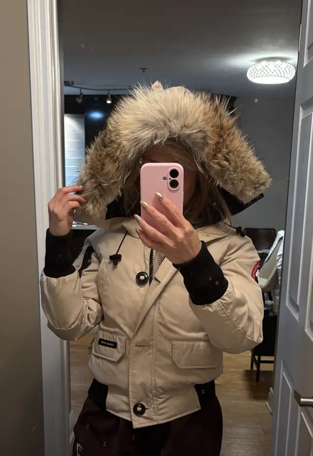 Canada Goose Chilliwack bomber, sand color, size xx in Women's - Tops & Outerwear in City of Montréal - Image 6