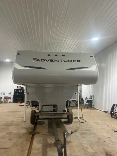 Remote electric jacks, power rear awning ,power bunk above dinette, spacious wet bath, 42 gal freshw...