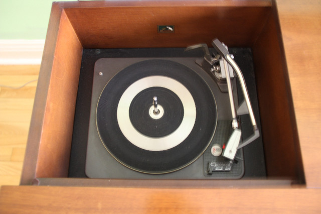 Meuble radio phonographe stéréo RCA VICTOR année 1966 dans Art et objets de collection  à Ville de Montréal - Image 4