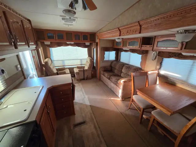 2007 Cardinal 5th Wheel RV in Travel Trailers & Campers in Calgary - Image 4
