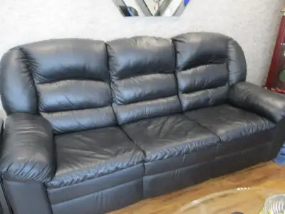 2 beaux canapés identiques en cuir véritable en bonne condition vendu séparément à 250$ valeur de pl...
