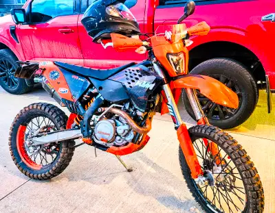 450 single, Blue plated EXC, Kenda Big block tires, Carbureted, electric start with kick, new batter...
