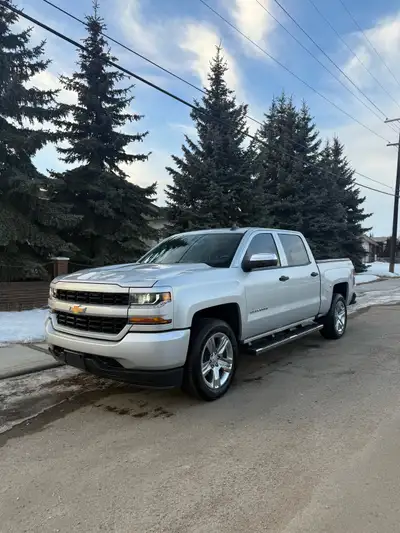 Selling my 2018 Chevrolet Silverado 1500 CrewCab Gorgeous truck, runs and drives absolutely great, H...