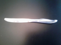 12 Oneida "Scroll pattern" dinner knives