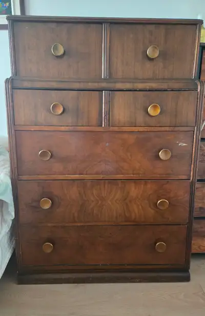 commode de bois foncé_100$ / dark wood dresser $100, View more