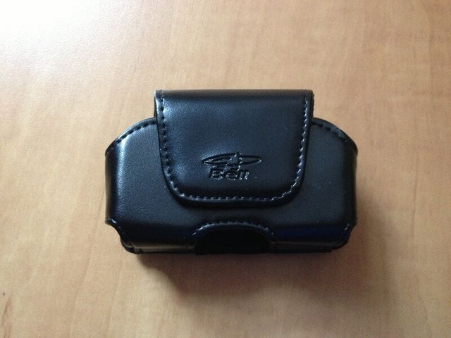 Étui en cuir pour céllulaire  /  Leather pouch for cell phone dans Accessoires pour cellulaires  à Ville de Montréal