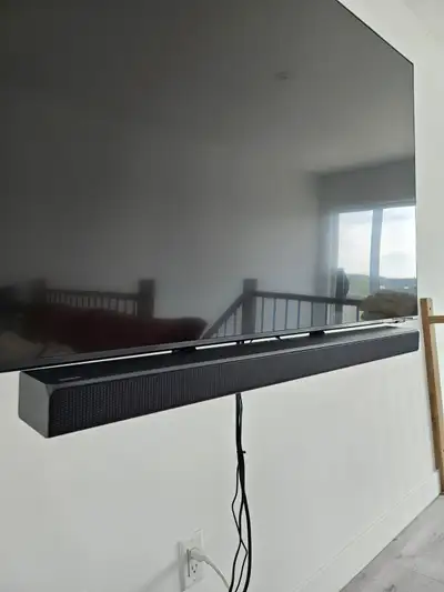 Samsung Smart TV 55-inch. Numéro de modèle : UN55AU8000F acheté en 2022 avec fixateur mural. La sono...
