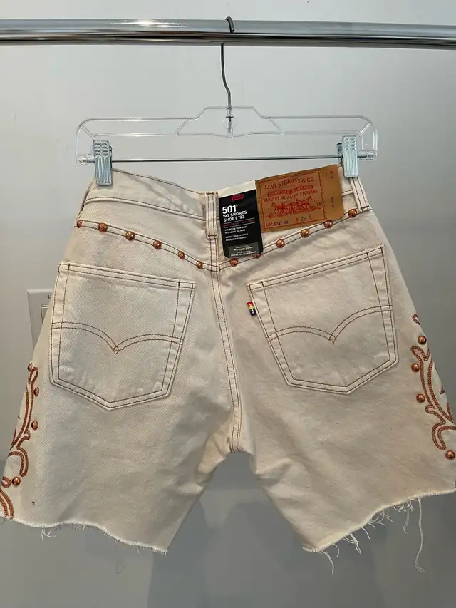 Levi’s Bermuda short size 28 in Women's - Tops & Outerwear in City of Toronto - Image 4