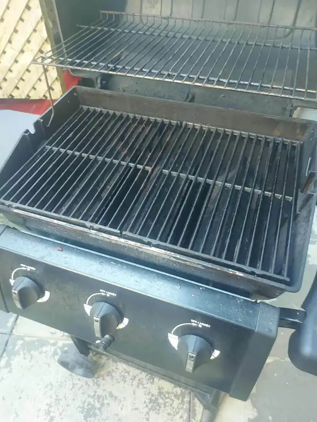 Sterling Porter 3-Burner BBQ + Propane in BBQs & Outdoor Cooking in City of Toronto - Image 4
