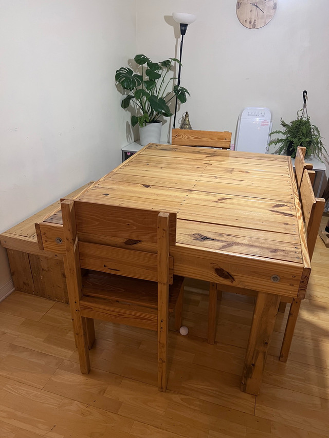 dining table with bench and 4 chairs dans Mobilier de salle à manger et cuisine  à Ville de Montréal - Image 4