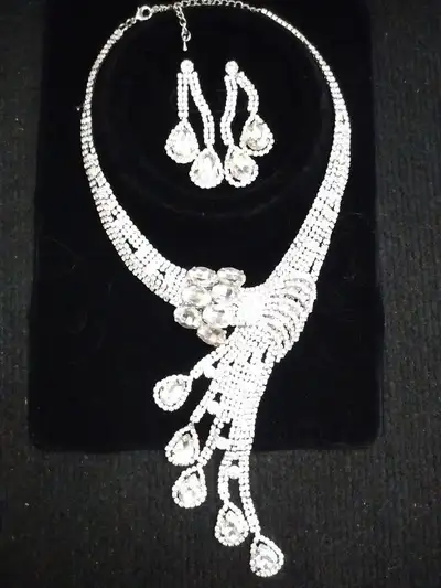 “STUNNING” Necklace And Earing Set, View more