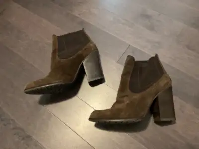 STUART WEITZMAN SUEDE BOOTIES (7.5), View more