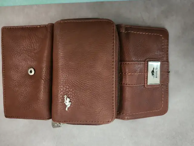 3x Roots leather trifold brown wallet zipper pocket in Women's - Bags & Wallets in Ottawa - Image 8