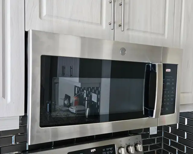 GE over the range microwave parts- need repair , good for parts in Microwaves & Cookers in Oakville / Halton Region - Image 2
