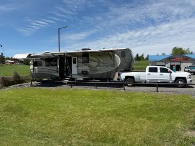 2017 Keystone Montana Legacy 3920FB 4 Seasons 41 Foot GVRW 16,810LBS Dual Awning 3 Slides 6 Point El...