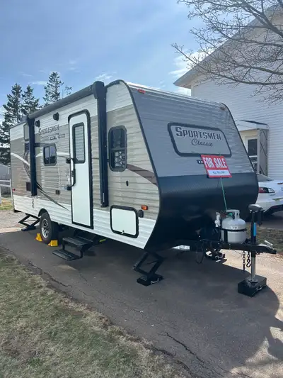 $21,000 2018 Sportsmen Classic Est. KZ 1972 3500 lbs with a 18 feet living space New tires, rims and...