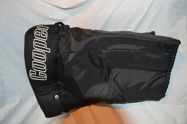 Cooper Youth/Adult Hockey Pants - Size 30 in Hockey in Winnipeg - Image 3