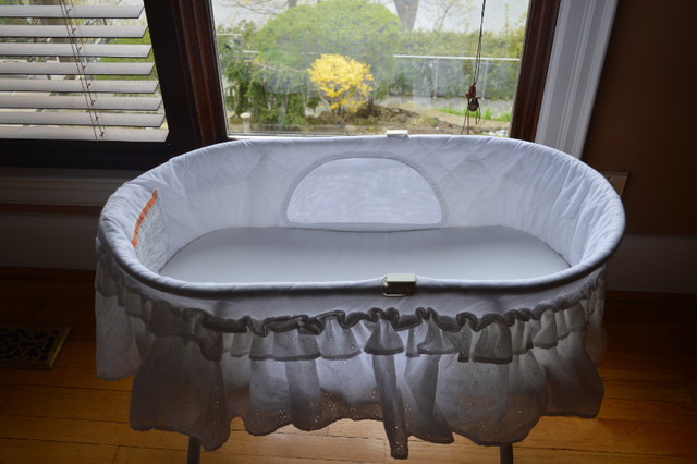 Bassinet in Cribs in City of Toronto - Image 2
