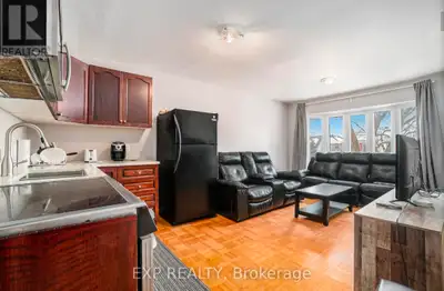 2 Bedroom Apartment in Triplex in Westboro