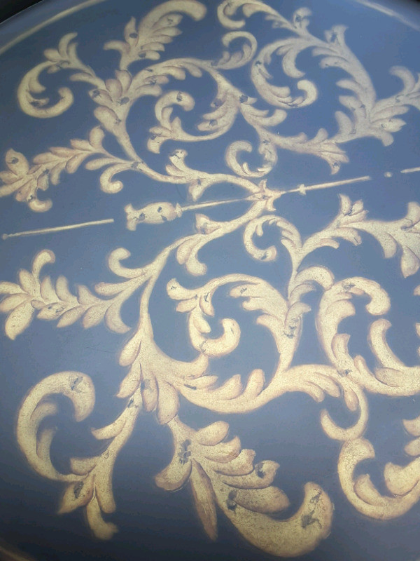 Nice old looking table in Other Tables in Muskoka - Image 3
