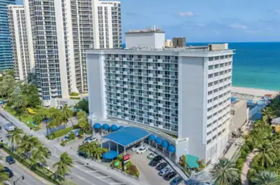 Très beau condo hôtel studio climatisé dans le quartier le plus populaire de Sunny Isles Beach. Réno...