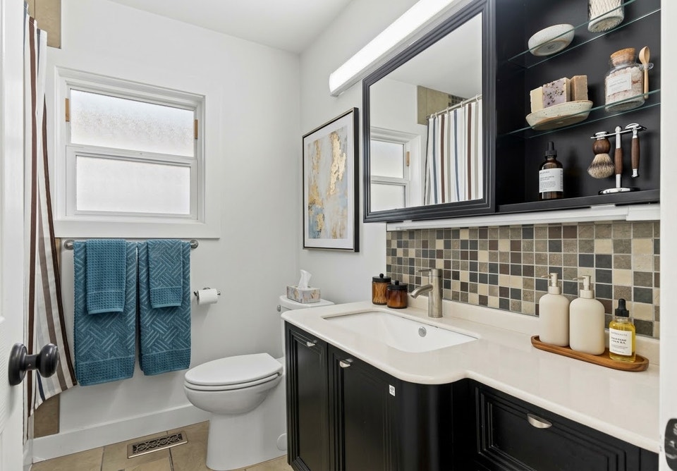 Upmarket 3-Bedroom House, 2-Bath House in King Edward Park 2