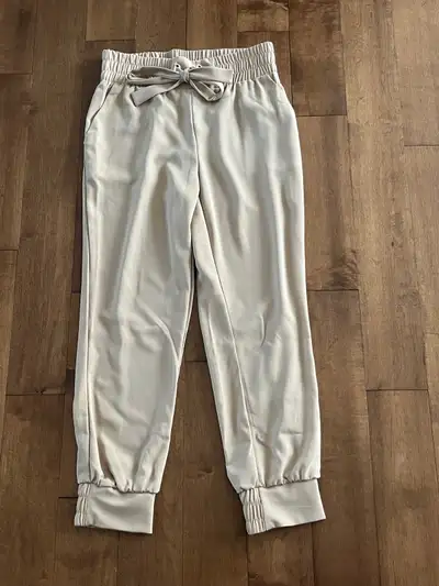 Pantalon beige fluide femme très habillé, View more