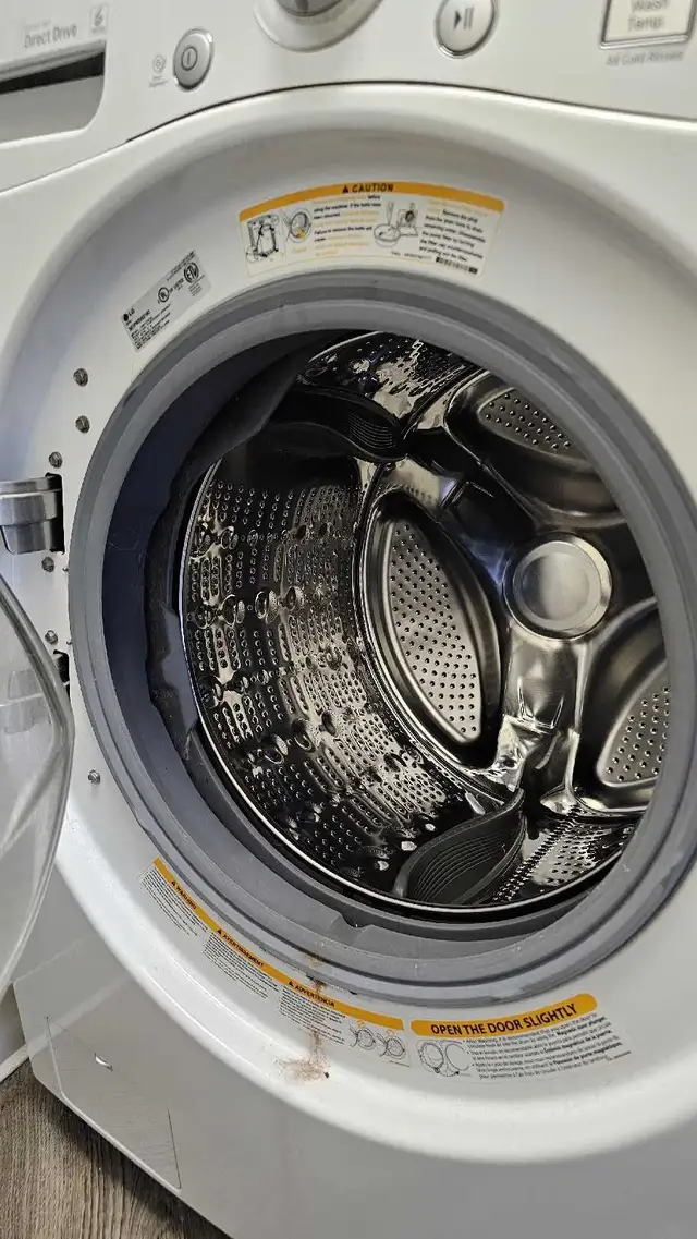 LG Front Loading Washer and Dryer Combo in Washers & Dryers in Guelph - Image 4