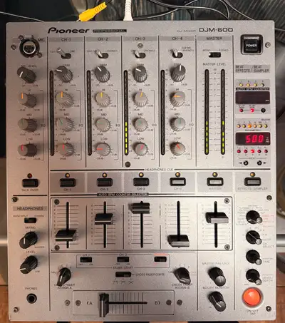 DJM 600, 2 CDJ 1000 mk2, 1 CDJ 1000, 3 cases, View more