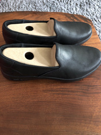 New Women’s Skechers shoes size 8