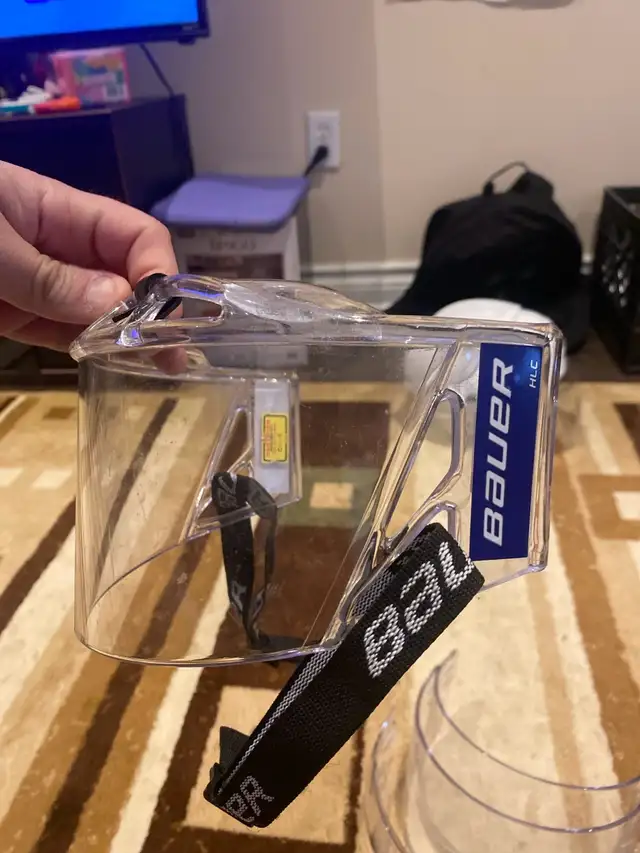Half visor in Hockey in Mississauga / Peel Region - Image 9