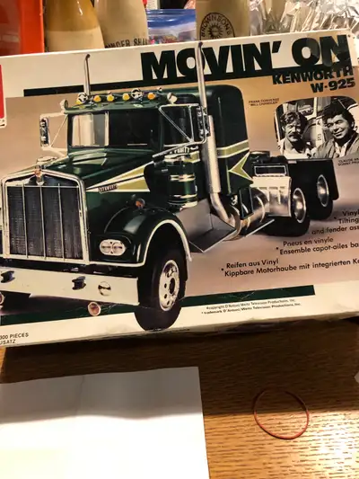 Kenworth W925 Movin On original AMT ISSUE model truck kit—!! Celo is off but all pcs there — tires a...