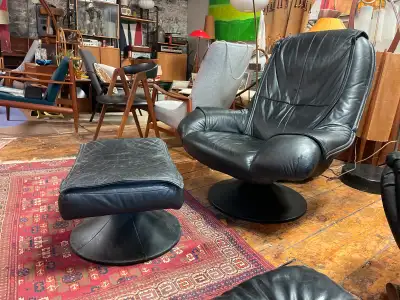Leather lounge chair and ottoman. Super comfortable! Built to last. Tribute 20th 77 Princess St. 2nd...