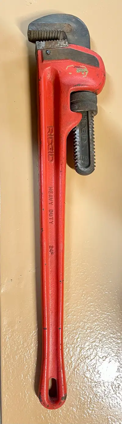 Heavy duty 24” pipe wrench