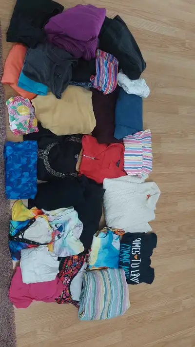 Lot de vêtements Dame. Haut.robe.pantalon. 15$ le lots.