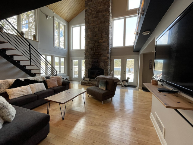 Lakehouse Luxury Retreat: Your Perfect Getaway in Quebec - Image 2