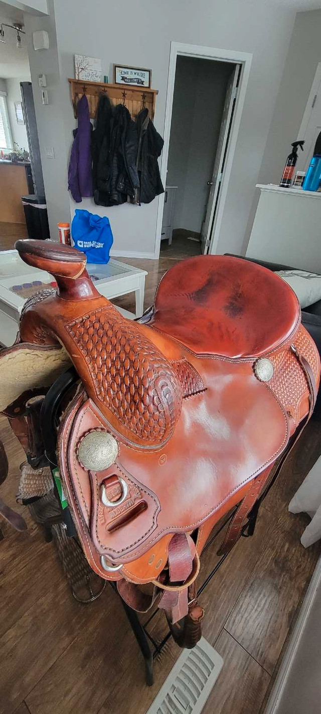 Custom western saddle 15" in Equestrian & Livestock Accessories in Calgary